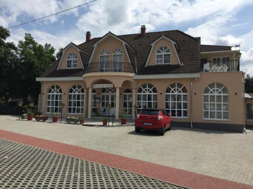 Gyongyospata Bed & Breakfast | Delightful Patavár Panzió Étterem with Hot Tub & Family Room