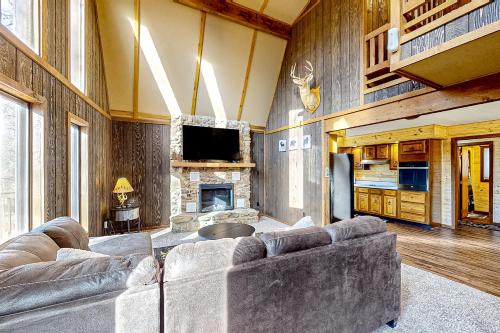 Gnaw Bone House | Comfortable Stay at Patel's Cozy Chalet with Hot Tub Access
