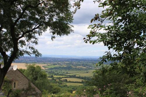 Upton Cheyney House | Inviting Pathways, Beachwood Cottage: Guest Rated 9/10