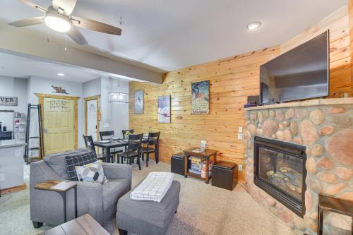 Grand Lake Apartment | Inviting Central Grand Lake Condo with Patio & Mountain Views