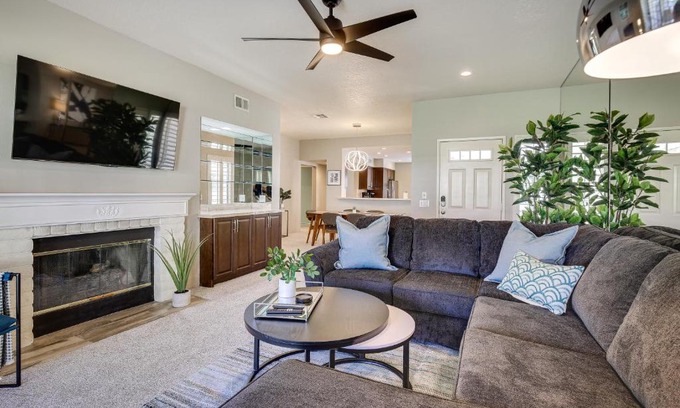 Palm Desert House | Inviting Palm Desert Townhome with Pool & Hot Tub Access