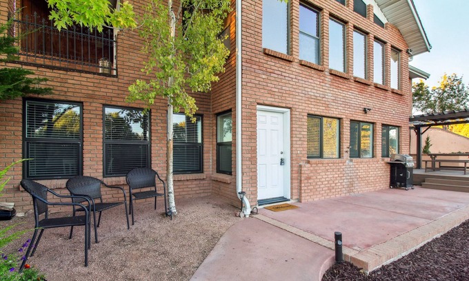 Show Low Apartment | Unforgettable Arizona Apartment with Patio & Fire Pit