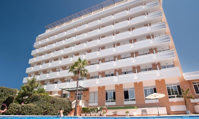 Punta Umbria Hotel | Relax at Pato Amarillo: Oceanfront Bliss & Pool Access