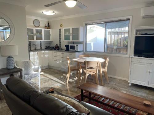 Patonga House | Patonga Street Retreat: Family-Friendly Getaway with Breakfast