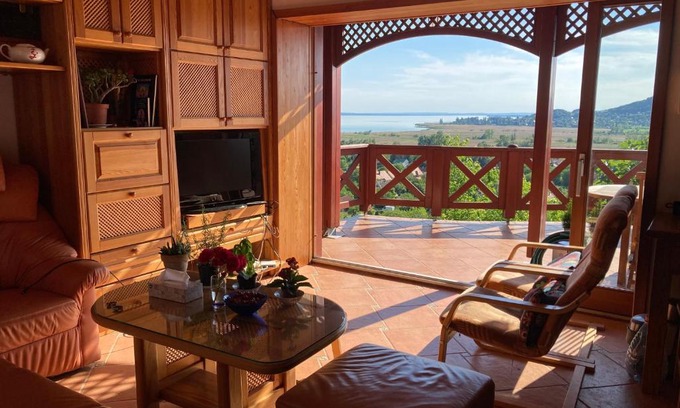 Badacsonytordemic Villa | Discover Patrick’s Hause: Family-Friendly with Pool & Pets