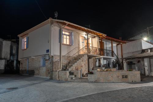 Fourka House | Elegant Patriko Retro House - Family-Friendly Escape