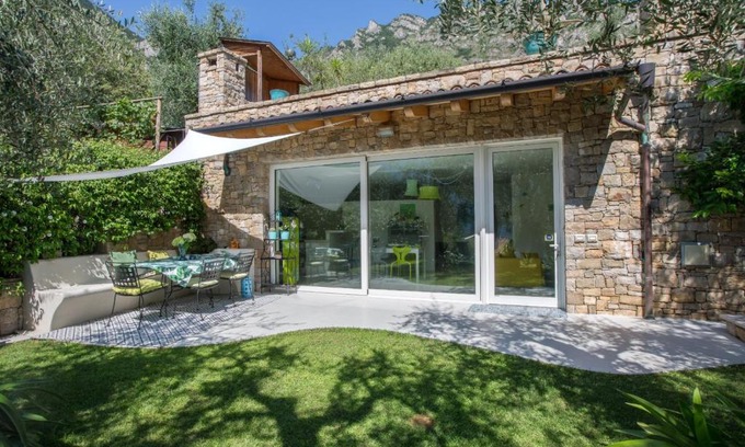 Limone sul Garda Apartment | Experience Patty's Lemonhouse: Oceanfront Paradise with Pets