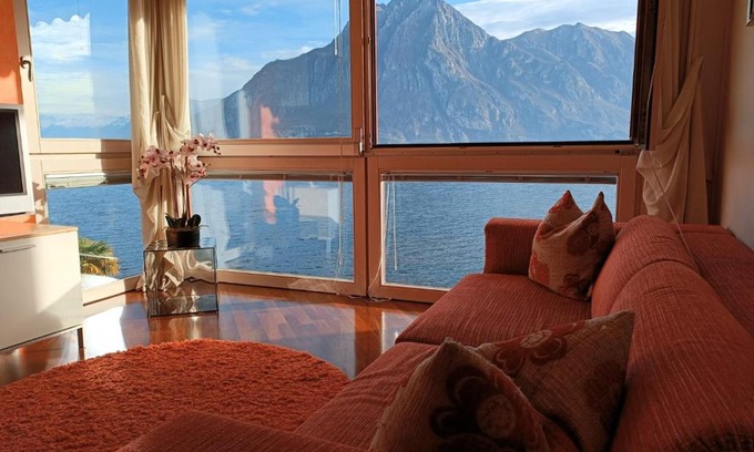 Riva di Solto Apartment | Serene Patty ZU - Lakeside Apartment with Oceanfront Views