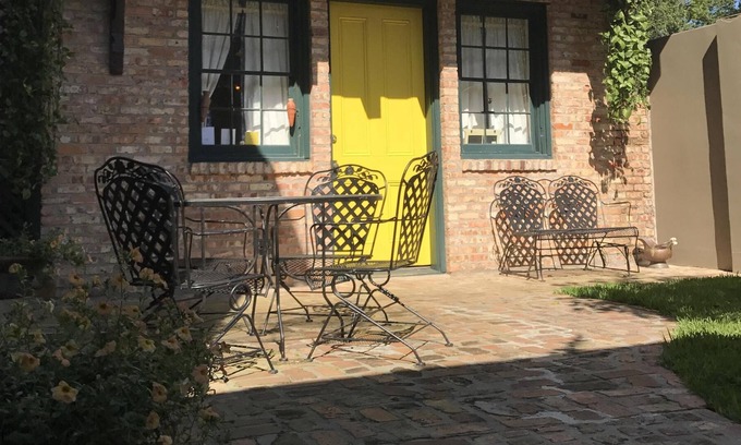 Scott Apartment | Cozy Paul's Studio in Old Bank with Spa & Breakfast