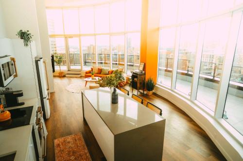 Downtown Halifax Apartment | Pause PH - Luxe Stay with Views - Free Parking