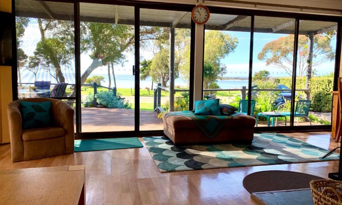 American River House | Discover Pav's Place: Pet-Friendly Retreat with 9.1 Rating