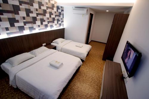 Lutong Hotel | Family-Friendly Pavilion Inn: A Budget Retreat Awaits