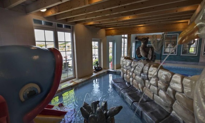 West-Graftdijk House | Lakefront Retreat: Pavilion l'etage 10 by Interhome