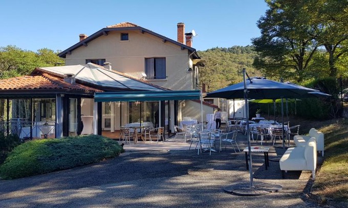 Saint-Victor-sur-Loire Bed & Breakfast | Pet Friendly Stay at Pavillon du Lac with Breakfast & Hot Tub