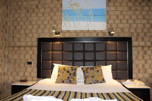 Pooraka Hotel | Oceanfront Retreat at Pavlos Motel with Pool & Family Fun