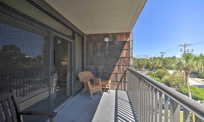 North Litchfield Beach Condo | Beach-Access Pawleys Island Condo Retreat with Pool & Spa