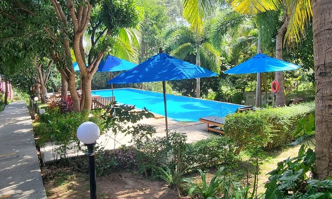Hua Thanon Resort | Eco-Friendly Retreat at PawPaw Resort with Pool & Dining