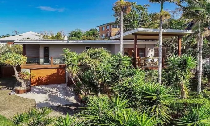 Port Macquarie House | Paws n Relax- pets, walk to off leash beach, & cafes, outdoor bath & shower.