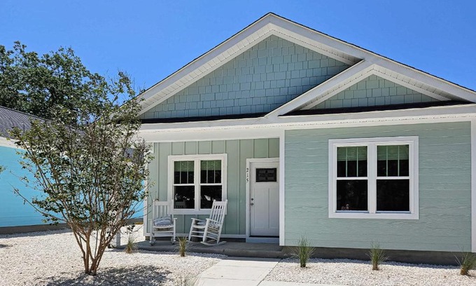 Tranquil Harbour House | Pet-Friendly Pawsitive Island Escape: 4-Star Family Retreat