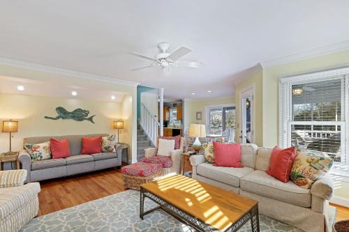 Pelican Bay House | Discover 17 Pelican Bay: Family-Friendly Retreat with Pool