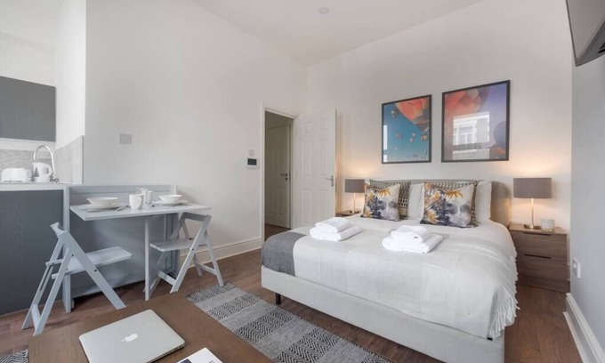 Abingdon Apartment | Spacious Studio at Earl's Court - Family & Pet Friendly