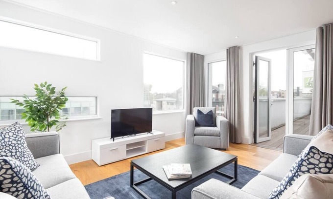 Camden Town with Primrose Hill Apartment | Spacious Three Bedroom Apartment with Balcony - Pet Friendly