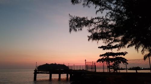 Tanjung Tanah Merah Apartment | Family-Friendly PD Batu 9 Cocobay Apartment with Ocean View