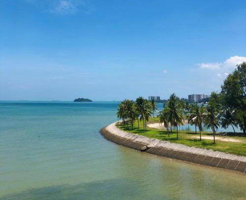 Taman Haji Zainal Apartment | Oceanfront Retreat: Pd Infront Seaview with Guest Rating 8/10