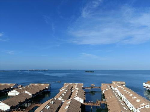 Taman Tanjung Apartment | Seaview Sunset Premium Tower Suite with Oceanfront Bliss