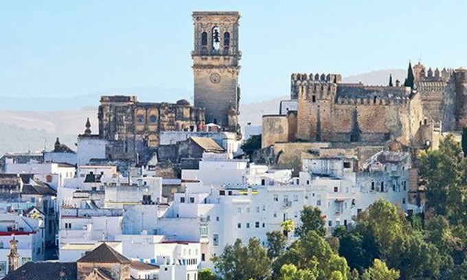 Arcos de la Frontera Hotel | Discover Peña de Arcos: Family-Friendly with Spa Access