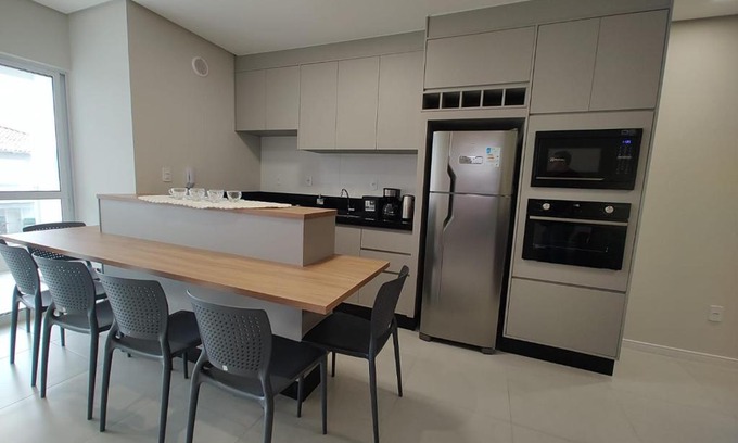 Meia Praia Apartment | Seaside Retreat: 4-Star Stay Near Praia & Beto Carrero