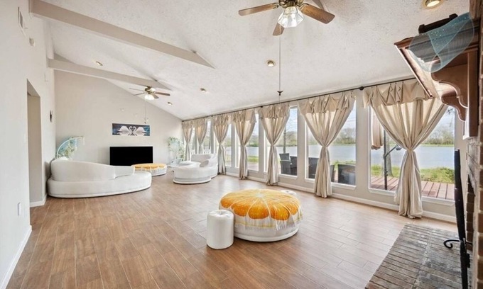 College Park House | Tranquil Lake View Hotel with Pet-Friendly Amenities
