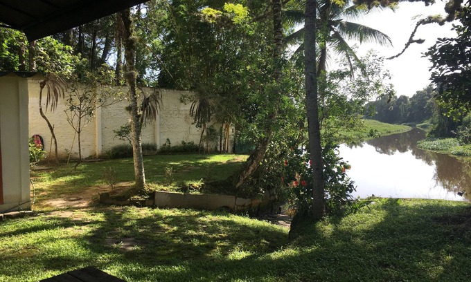 Barranco Alto House | Serene Riverfront Retreat: Pet-Friendly & Close to Caraguá