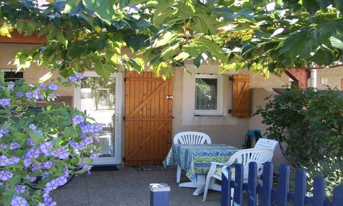 Saint-Pierre-la-Mer House | Tranquil Family Retreat by the Ocean with Free WiFi