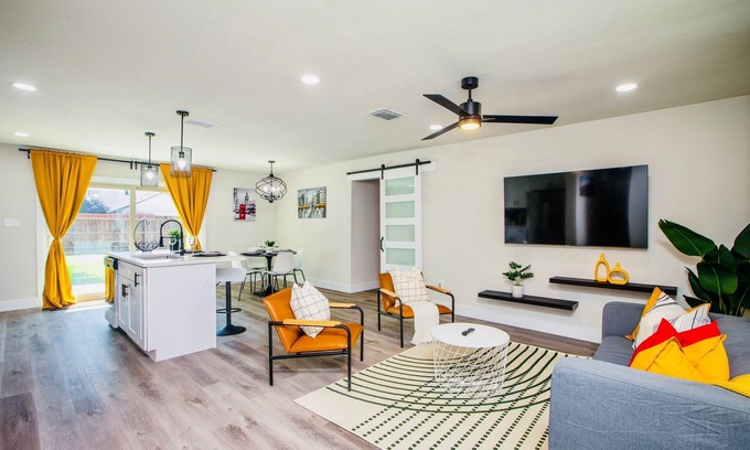 The Colony House | Cozy Peace Cottage: Modern 3-Bedroom Retreat with Kitchen