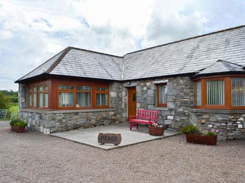 Newton Stewart House | Tranquil Stay at Peace - 4-Star Pet & Child Friendly Hotel