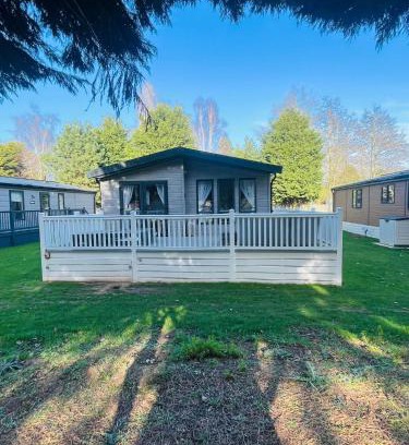 Allerthorpe House | Relaxing Peace Lodge with Hot Tub and Pet-Friendly Perks
