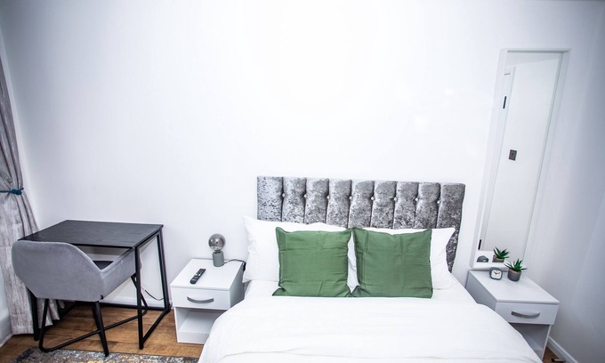 Thamesmead House | Peace of Mind: Top-Rated Hotel with Spa and Hot Tub