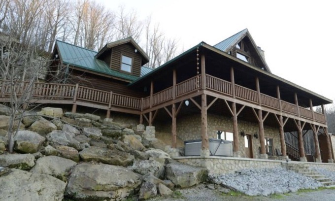 Tuscumbia House | Relaxing Log Cabin Retreat with Hot Tub & Game Room