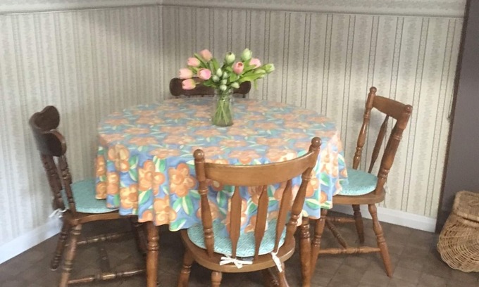 Anakie House | Tranquil Retreat: Enjoy Breakfast in a Serene Setting