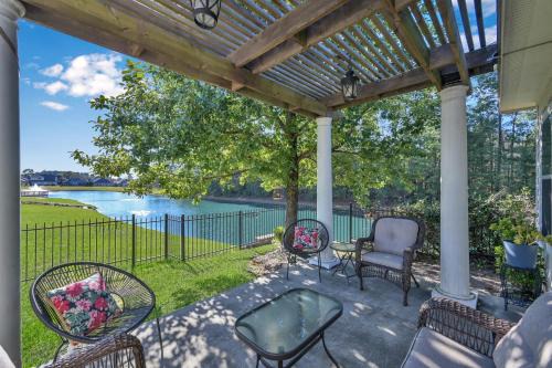 Conroe Villa | Tranquil Retreat: Relax by the Lake in Pet-Friendly Hotel