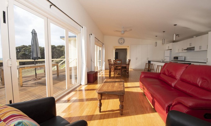 Penneshaw House | Tranquil Coastal Retreat with Ocean Views & Spa Amenities
