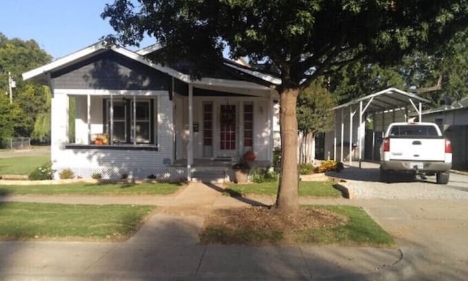 El Reno House | Tranquil 1930 One Bedroom Bungalow - Family Friendly Retreat