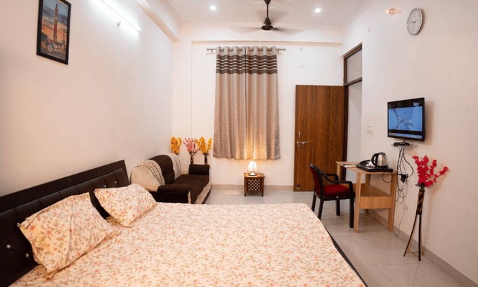 Gomti Nagar Bed & Breakfast | Peaceful 1BHK Near Taj | Kitchen + Breakfast