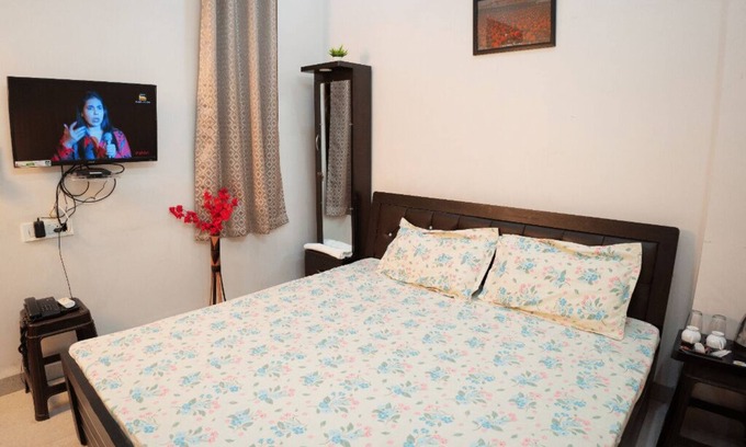 Gomti Nagar Bed & Breakfast | Peaceful 1BHK Near Taj | Kitchen + Breakfast