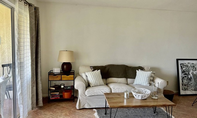 Naples Condo | Serene 2-Bedroom Condo Steps from Naples & Marco Beaches