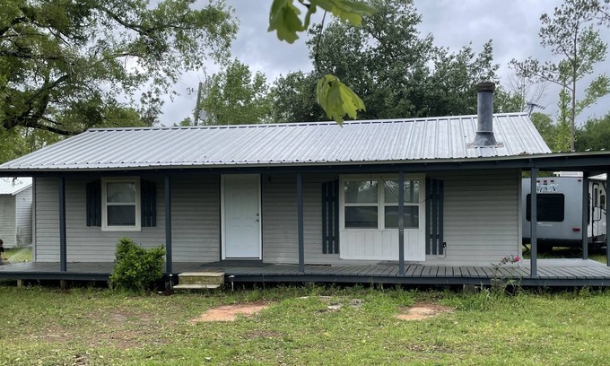 Clarksville House | Peaceful 2 bedroom home with wildlife views.