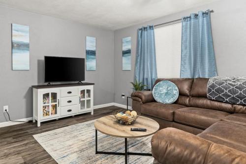 Sunnyland Apartment | Peaceful 2BD 10 mins from DT Peoria