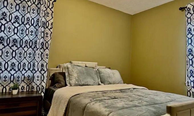 Little Italy House | Tranquil 3-Bedroom Retreat in Weddington for Families
