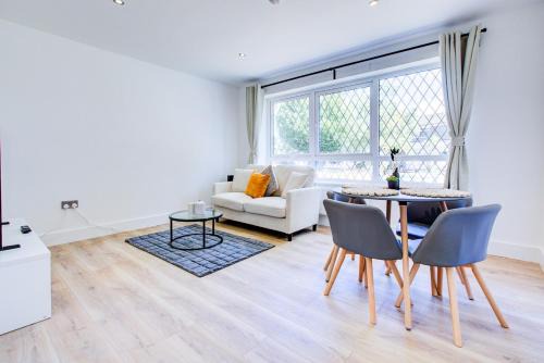 Colchester Apartment | Peaceful 4 Bed House with Driveway and Garden